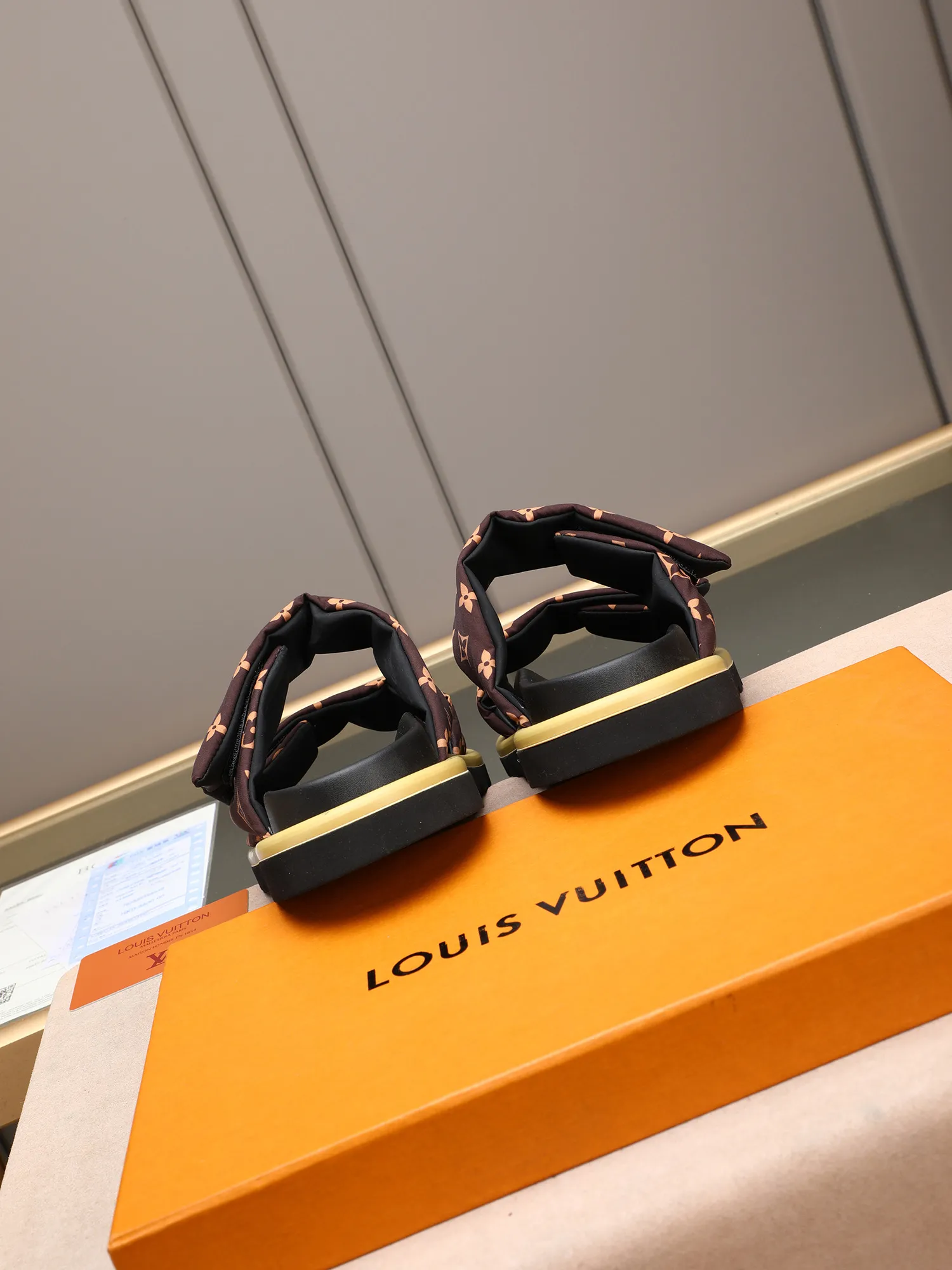 PP360 [LOUIS VUITTON] Louis Vuitton, LV printing, men's and women's slippers are on the market. The drawer box packaging comes with a cloth bag and a card. The upper pattern looks very soft and waxy, and it is a super versatile leg slimming tool. Fabric: imported denim/canvas/old fabric, LV hardware LOGO, official website pattern printing, comfortable to wear, feet: high-elastic PU water table. Sole: foam sole, heel height: about 5cm. Code number: 35-46, 35, 45, 46 are custom-made and non-returnable. Color: multiple colors and styles available.